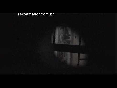 ❤️ Blondie filmohet fshehurazi nga një soditës i lagjes i fshehur pas tullave të zbrazëta ❤️ Video porno në sq.dewporn.ru ❌