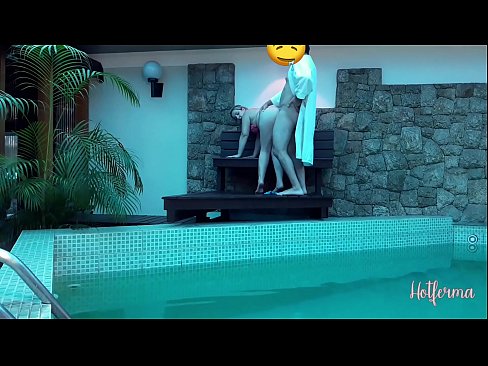 ❤️ Bosi fton shërbëtoren në pishinë, por nuk mundi t'i rezistonte një nxehtësie ❤️ Video porno në sq.dewporn.ru ❌