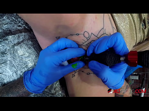 ❤️ E dashura jashtëzakonisht e bërë me tatuazhe, Sully Savage, bëri një tatuazh në klitorisin e saj ❤️ Video porno në sq.dewporn.ru ❌